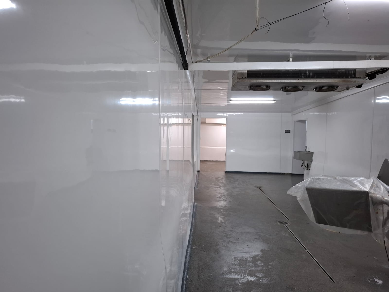 Instalare panouri igienice Sistem Panel® pe pereți albi lucioși